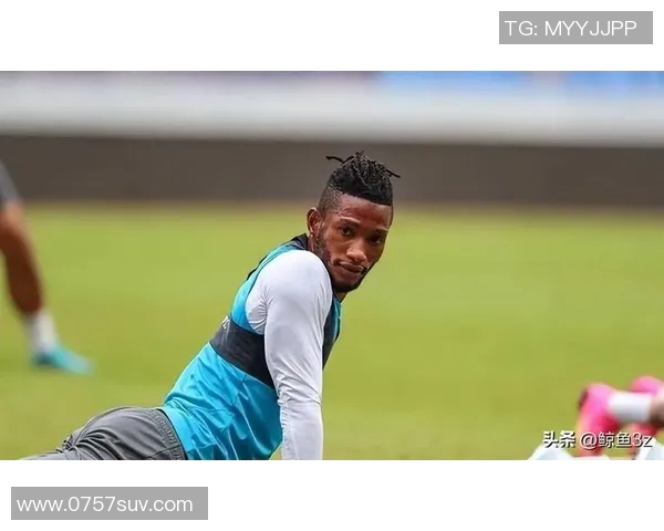 外国足球明星化身老头展现幽默风采引发球迷热议